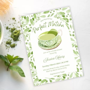 以下が含まれることがあります： 水彩デザインのブライダルシャワーの招待状。「She found her Perfect Matcha」のテキストとジェシカ・ヘンリーのシャワーの詳細が記載されています。抹茶のカップと材料が背景にあります。