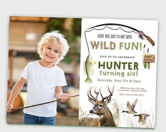 Può includere: Un invito di compleanno per un bambino di nome Hunter che compie sei anni. L'invito presenta una foto di un bambino che tiene un bastone, un pesce dei cartoni animati, un cervo e una canna da pesca. Il testo sull'invito recita: "Vieni e unisciti a noi per un po' di divertimento selvaggio! Unisciti a noi per celebrare il sesto compleanno di Hunter! Sabato 5 maggio alle 17:00. 4884 Hunter wild way, Huntsville, Alabama 93939. RSVP: Kim al 555-3952."