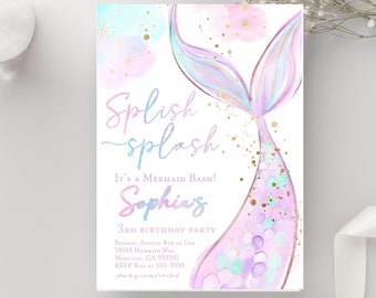 Peut inclure: Une queue de sirène avec des écailles irisées sur un fond aquarelle rose et bleu. Le texte "Splish ~splash" est écrit en rose et bleu. Le texte "It's a Mermaid Bash!" est écrit en rose. Le texte "Sophia's 3rd Birthday Party" est écrit en bleu. Le texte "Sunday, August 1st at 1pm 39543 Mermaid Way,  Manatee, CA 93902 RSVP Kim at 555-3939" est écrit en noir.