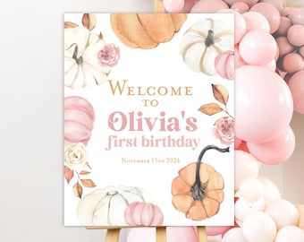 Può includere: Benvenuti al primo compleanno di Olivia, un cartello con un design ad acquerello con zucche, foglie e fiori in tonalità rosa, arancio e bianco. Il cartello include anche la data "November 11th 2024".
