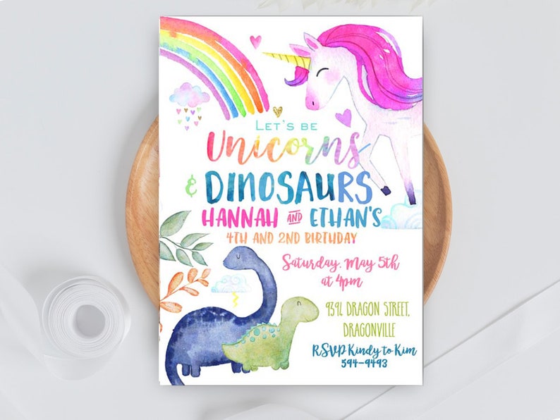 Op de afbeelding: Een kleurrijke uitnodiging voor een unicorn en dinosaurus-thema verjaardagsfeest voor Hannah en Ethan. De uitnodiging bevat een regenboog, een unicorn, een dinosaurus en de tekst "Let's be Unicorns & Dinosaurs Hannah and Ethan's 4th and 2nd Birthday, Saturday, May 5th at 4pm, 9391 Dragon Street, Dragonville, RSVP Kindly to Kim 594-9493."