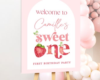 Könnte beinhalten: Rosa Willkommens-Schild mit dem Text "Willkommen bei Camille's Sweet One" mit einer Erdbeergrafik und dem Text "First Birthday Party".