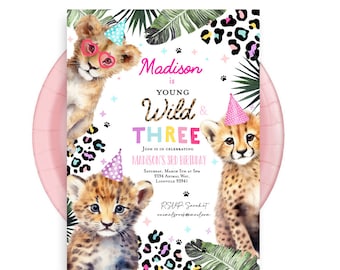 Op de afbeelding: Een verjaardagsuitnodiging met een jungle thema. De uitnodiging toont drie babydieren: een leeuw, een cheetah en een luipaard. De tekst op de uitnodiging luidt "Madison is Young Wild & Three".