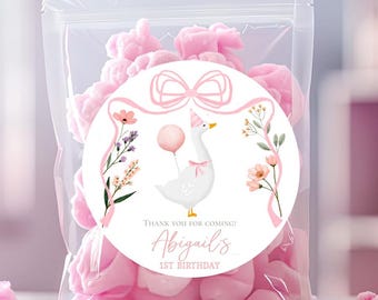Könnte beinhalten: Ein weißer runder Aufkleber mit einem rosa Band, floralen Akzenten und einer Cartoon-Gans, die einen rosa Ballon hält. Der Aufkleber lautet "Vielen Dank für's Kommen! Abigail's 1. Geburtstag".