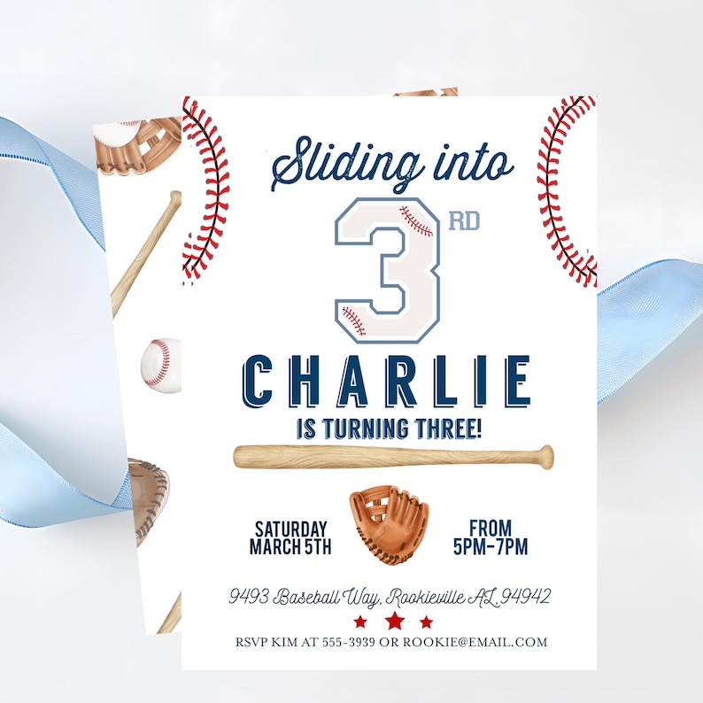 K&ouml;nnte beinhalten: Eine Baseball-Motto-Geburtstagseinladung mit wei&szlig;em Hintergrund und roten, wei&szlig;en und blauen Akzenten. Die Einladung zeigt einen Baseballhandschuh, einen Schl&auml;ger und einen Ball. Der Text lautet "Sliding into 3rd Charlie is turning three!" mit Datum und Uhrzeit der Party.