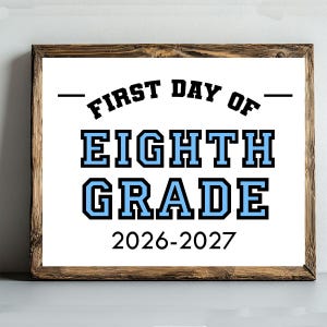 Könnte beinhalten: Ein rechteckiges Schild in einem dunkelbraunen Holzrahmen mit dem Text FIRST DAY OF EIGHTH GRADE in schwarzen und hellblauen Blockbuchstaben sowie dem Schuljahr 2026-2027 in schwarzer Schrift unten auf weißem Hintergrund.