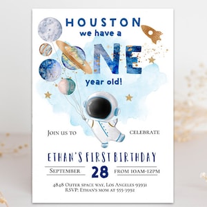 Convite editável de aniversário no espaço Primeira viagem ao redor do sol Houston, temos um foguete Astronaut Outer Space Planet de um ano de idade decolando