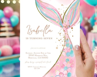 Peut inclure: Invitation de fête d'anniversaire avec une queue de sirène rose et bleue et des paillettes dorées. L'invitation indique "Isabella a sept ans" et comprend les détails de la fête.