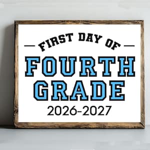 Könnte beinhalten: Ein rechteckiges Schild in einem dunklen Holzrahmen mit dem schwarzen Text FIRST DAY OF und dem hellblauen Text FOURTH GRADE mit schwarzer Umrandung. Darunter befindet sich der schwarze Text 2026-2027 auf einem weißen Hintergrund.
