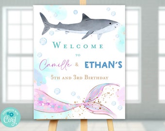 Op de afbeelding: Welkom bij het verjaardagsfeest van Camille & Ethan, 5 jaar en 3 jaar, met een blauwe haai en een roze zeemeerminstaart met gouden glitter op een blauwe en witte aquarel achtergrond.