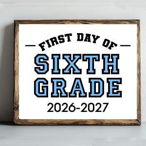 Könnte beinhalten: Ein rechteckiges Schild in einem dunklen Holzrahmen mit dem Text FIRST DAY OF SIXTH GRADE in schwarzen und hellblauen Blockbuchstaben sowie dem Schuljahr 2026-2027 in schwarzer Schrift unten auf einem schlichten weißen Hintergrund.