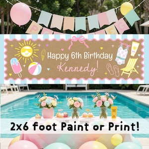Op de afbeelding: Een rechthoekige banner met een beige achtergrond en een geschulpte roze rand met de tekst Happy 6th Birthday Kennedy. De afbeeldingen bevatten een gele zon, ijsje, strandbal, zwempak, zonnebrandcrème en een ligstoel.