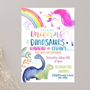 Op de afbeelding: Een kleurrijke uitnodiging voor een verjaardagsfeest met een eenhoorn- en dinosaurus thema. De uitnodiging toont een regenboog, een eenhoorn en twee dinosaurussen. De tekst op de uitnodiging luidt: "Let's be Unicorns & Dinosaurs Hannah and Ethan's 4th and 2nd Birthday Saturday, May 5th at 4pm 9391 Dragon Street, Dragonville RSVP Kindy to Kim 594-9493".