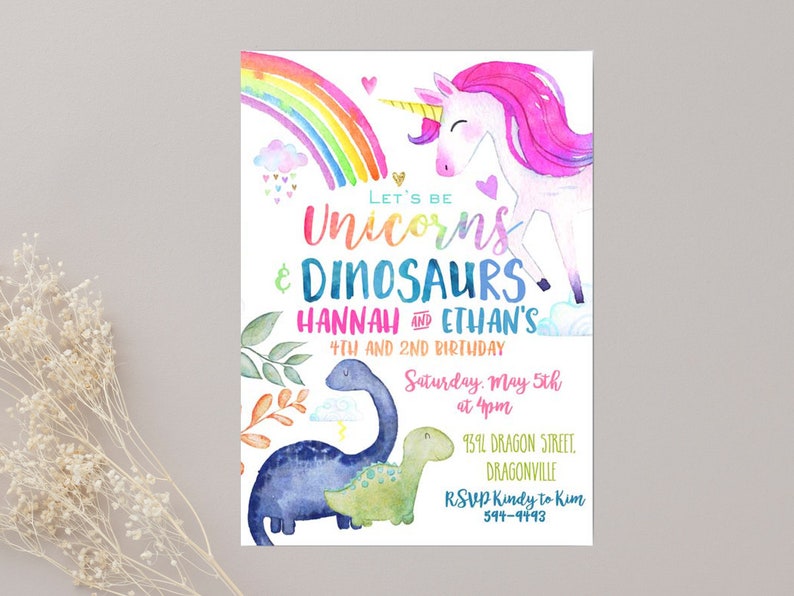 Op de afbeelding: Een kleurrijke uitnodiging voor een verjaardagsfeest met een eenhoorn- en dinosaurus thema. De uitnodiging toont een regenboog, een eenhoorn en twee dinosaurussen. De tekst op de uitnodiging luidt: "Let's be Unicorns & Dinosaurs Hannah and Ethan's 4th and 2nd Birthday Saturday, May 5th at 4pm 9391 Dragon Street, Dragonville RSVP Kindy to Kim 594-9493".
