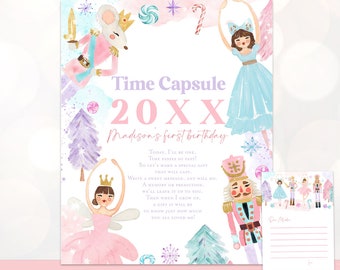 Op de afbeelding: Een roze en blauwe tijdcapsule-uitnodiging voor een eerste verjaardagsfeest met een aquarel-illustratie van een ballerina, een notenkraker en een muis. De tekst luidt "Time Capsule 20XX Madison's first birthday".