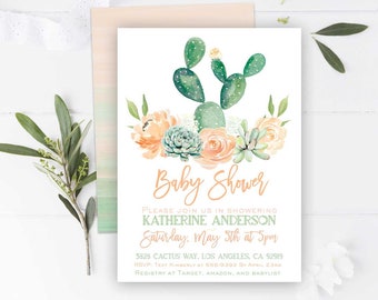 Op de afbeelding: Een baby shower uitnodiging met een aquarel illustratie van een cactus en bloemen in tinten groen, perzik en wit. De tekst luidt "Baby Shower", "Wordt u alstublieft uitgenodigd om Katherine Anderson te verwelkomen", "Zaterdag 5 mei om 17:00 uur", "3828 Cactus Way, Los Angeles, CA 92919", "RSVP Text Kimberly op 555-9392 voor 23 april", en "Cadeaulijst bij Target, Amazon en Babylist".