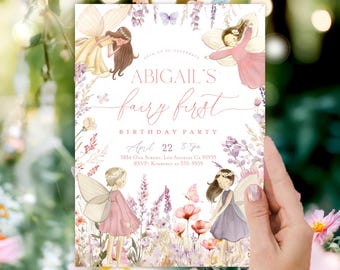 Puede incluir: Una invitación a una fiesta de cumpleaños de temática de hadas, en rosa y blanco, con un fondo floral de acuarela. La invitación presenta tres hadas con alas y coronas de flores. El texto dice "Abigail's fairy first birthday party" con la fecha y la hora de la fiesta debajo.