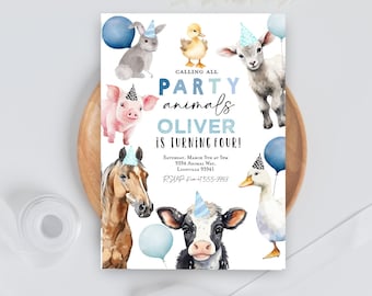 Puede incluir: Una invitación blanca con globos azules e ilustraciones de acuarela de animales de granja con sombreros de fiesta. El texto dice "Calling all party animals Oliver is turning four!" con detalles para la fiesta.