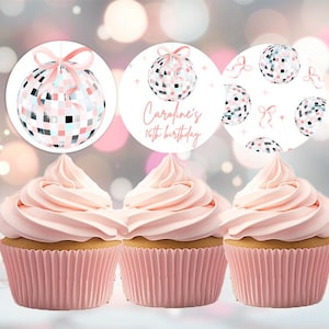 Könnte beinhalten: Drei rosa Cupcakes mit weißem Frosting und einem Discokugel-Motiv. Der Topper lautet "Caroline's 5th Birthday".