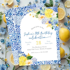 Puede incluir: Un montón de invitaciones con un borde de patrón de azulejos azules y blancos. La invitación presenta ilustraciones florales y de limón, con el texto "Sophia's 30th Birthday celebration" y detalles del evento.