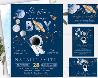 Op de afbeelding: Een marineblauwe uitnodigingsset voor een babyshower met een astronaut die zweeft tussen planeetballonnen, gouden sterren en een raket. De tekst bevat Houston we're having a boy, Natalie Smith, 28 september, 10:00-12:00 uur, 4848 Outer Space Way, Los Angeles 93931.