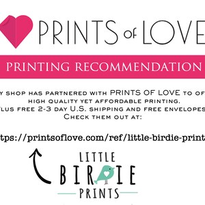 Op de afbeelding: Een roze hart met de tekst "PRINTS of LOVE" erboven. Onder het hart is een roze banner met de tekst "PRINTING RECOMMENDATION". Onder de banner staat de tekst "My shop has partnered with PRINTS OF LOVE to offer high quality yet affordable printing. Plus free 2-3 day U.S. shipping and free envelopes! Check them out at: https://printsoflove.com/ref/little-birdie-prints/" met een pijl die wijst naar een logo met de tekst "LITTLE BIRIE PRINTS".