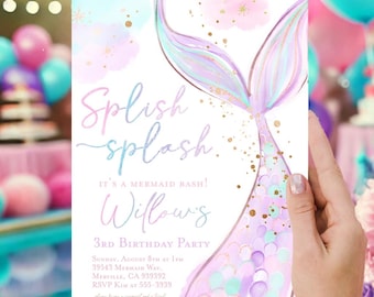 Op de afbeelding: Een zeemeerminstaart met een aquarelontwerp in roze, paars en blauw. De staart is omgeven door gouden glitter en heeft een witte achtergrond. De tekst "Splish splash Willow's It's a mermaid bash! 3rd Birthday Party" staat op de uitnodiging gedrukt.