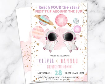 Puede incluir: Invitación de cumpleaños de temática espacial rosa y morada con dos astronautas sosteniendo globos. El texto dice "Reach FOUR the stars FIRST TRIP AROUND THE SUN" y "JOIN US TO CELEBRATE OLIVIA & HANNAH TURNING FOUR AND ONE!"  SEPTEMBER 28 FROM 10AM-12PM 4848 OUTER SPACE WAY, LOS ANGELES 93930 RSVP: NATALIE AT 555-3992