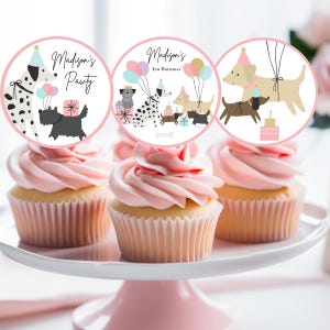 Pode incluir: Cupcakes com cobertura rosa em um suporte de bolo rosa. Cada cupcake tem um topper redondo com ilustrações de cães e o texto "Madison's Pawty" e "Madison's 4th Birthday".