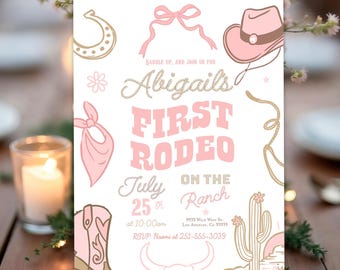 Könnte beinhalten: Eine rosa-goldene Einladung für "Abigails erstes Rodeo". Das Design umfasst Cowboyhut-, Stiefel-, Hufeisen- und Kaktusillustrationen. Die Einladung findet am 25. Juli um 10:00 Uhr auf der Ranch statt.