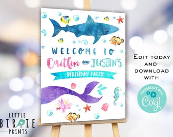 Op de afbeelding: Een printbaar welkomsbord voor een verjaardagsfeest met een blauwe haai en een paarse zeemeerminstaart. Het bord staat er: "Welkom bij Caitlin en Justin's verjaardagsfeest".