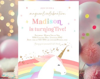 Può includere: Un invito rosa e bianco con un arcobaleno e un unicorno. L'invito dice "Unisciti a noi per una celebrazione magica Madison compie cinque anni!" Sabato 5 marzo alle 17:00, 9394 Unicorn Way, Univille 9392. RSVP: Kim al 555-9931 o unicorn@email.com. Porta il tuo sole e un asciugamano.