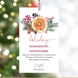 Könnte beinhalten: Ein rechteckiges weißes Etikett mit einem Aquarelldesign aus einer Orangenscheibe, Zimtstangen und Grünzeug. Der Text lautet "holiday simmering potpourri" mit Anweisungen und "Enjoy!" unten.