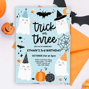 Op de afbeelding: Een blauwe en witte Halloween-partij uitnodiging met een geest die een heksenhoed draagt en de tekst "trick or three" en "Ethan's 3rd Birthday".