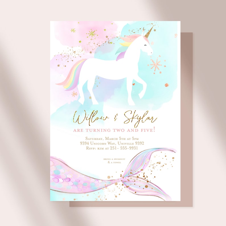Op de afbeelding: Een pastelblauwe en roze uitnodiging met een wit eenhoorn en een zeemeerminstaart. De tekst luidt "Willow & Skylar worden twee en vijf!" met details voor het feest.
