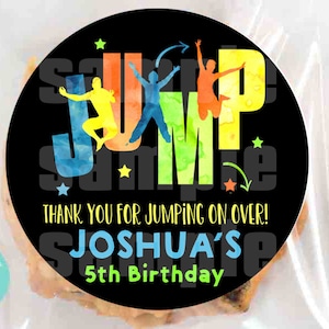 Może przedstawiać: Okrągła naklejka w kolorze czarnym i białym z kolorową grafiką "JUMP" i tekstem "Dziękujemy za skakanie! 5. urodziny Joshuy!".