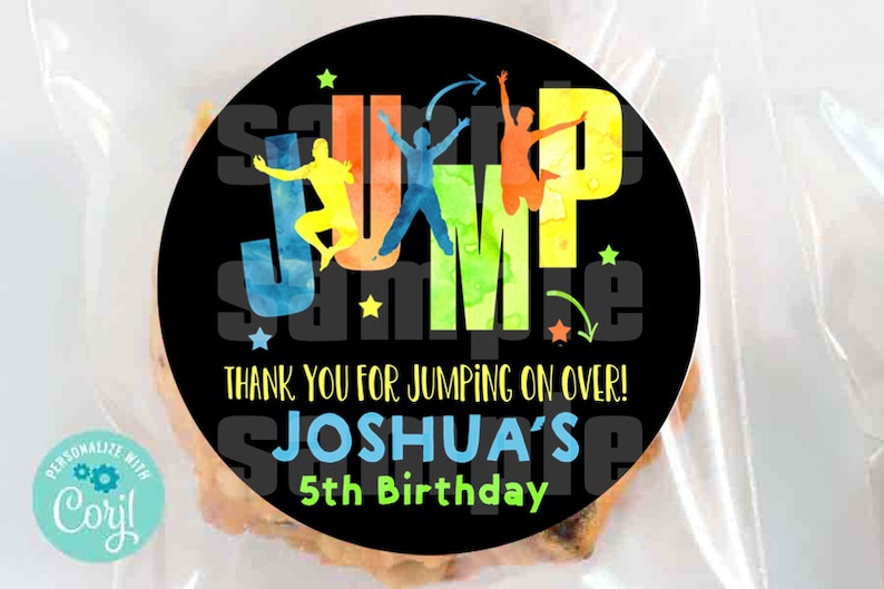 Może przedstawiać: Okrągła naklejka w kolorze czarnym i białym z kolorową grafiką "JUMP" i tekstem "Dziękujemy za skakanie! 5. urodziny Joshuy!".