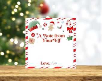 Puede incluir: Una tarjeta blanca con rayas rojas y blancas de bastón de caramelo alrededor del borde. La tarjeta tiene un hombre de jengibre, un bastón de caramelo, un regalo y un gorro de elfo de Navidad. El texto en la tarjeta dice "*A Note from Your Elf" y "Love,  " con un espacio en blanco para un nombre.