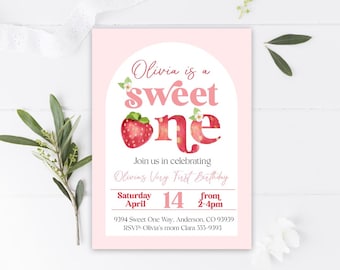 Puede incluir: Invitación a una fiesta de primer cumpleaños de color rosa y rojo con un gráfico de fresa y el texto "Olivia is a sweet one". La invitación incluye la fecha, la hora y el lugar de la fiesta.