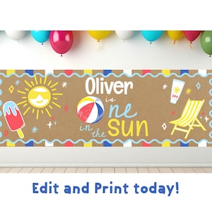 Könnte beinhalten: Ein Banner mit braunem Hintergrund und Strandmotiv. Es zeigt eine Sonne, ein Eis am Stiel, einen Strandball, Sonnencreme und einen Strandstuhl. Der Text lautet "Oliver is one in the Sun."