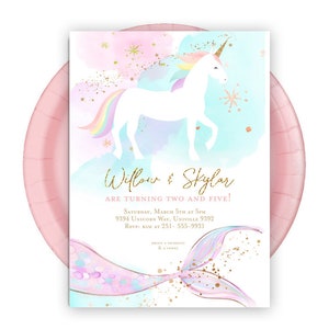 Op de afbeelding: Een roze en blauwe aquarel uitnodiging met een eenhoorn en een zeemeerminstaart. De tekst luidt "Willow & Skylar worden twee en vijf!" met details voor het feest.