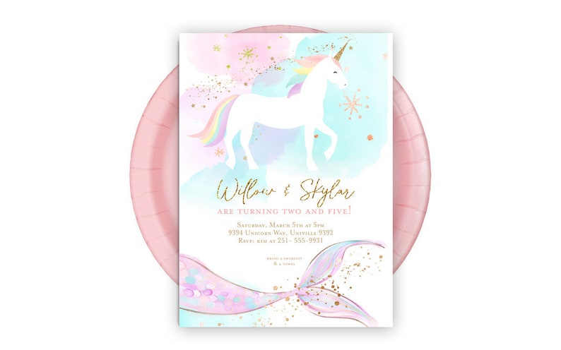 Op de afbeelding: Een roze en blauwe aquarel uitnodiging met een eenhoorn en een zeemeerminstaart. De tekst luidt "Willow & Skylar worden twee en vijf!" met details voor het feest.