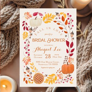 Könnte beinhalten: Eine cremefarbene Brautparty-Einladung mit herbstlichen Illustrationen. Das Design umfasst Kürbisse, Blätter und Eicheln. Der Text lautet "Fall in Love, Bridal Shower, zu Ehren von Abigail Lee, Samstag, 28. Oktober, 10:00-14:00 Uhr."