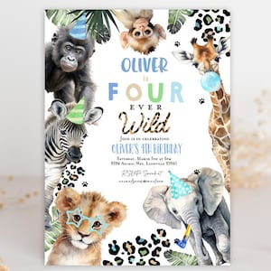 Peut inclure: Une invitation colorée pour l'anniversaire d'un enfant. L'invitation présente un thème de jungle avec des animaux comme un zèbre, une girafe, un singe, un lion et un éléphant. Le texte sur l'invitation indique "Oliver a quatre ans, toujours sauvage" et comprend des détails sur la fête, y compris la date, l'heure et le lieu.