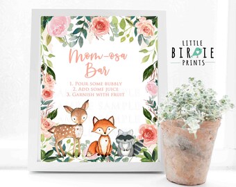 Może przedstawiać: Drukowana tabliczka z kwiatową ramką i ilustracją jelenia, lisa i szopka. Tabliczka głosi "Mom-osa Bar" i zawiera instrukcje do przygotowania mimosa: "1. Wlej trochę musującego 2. Dodaj trochę soku 3. Udekoruj owocami".