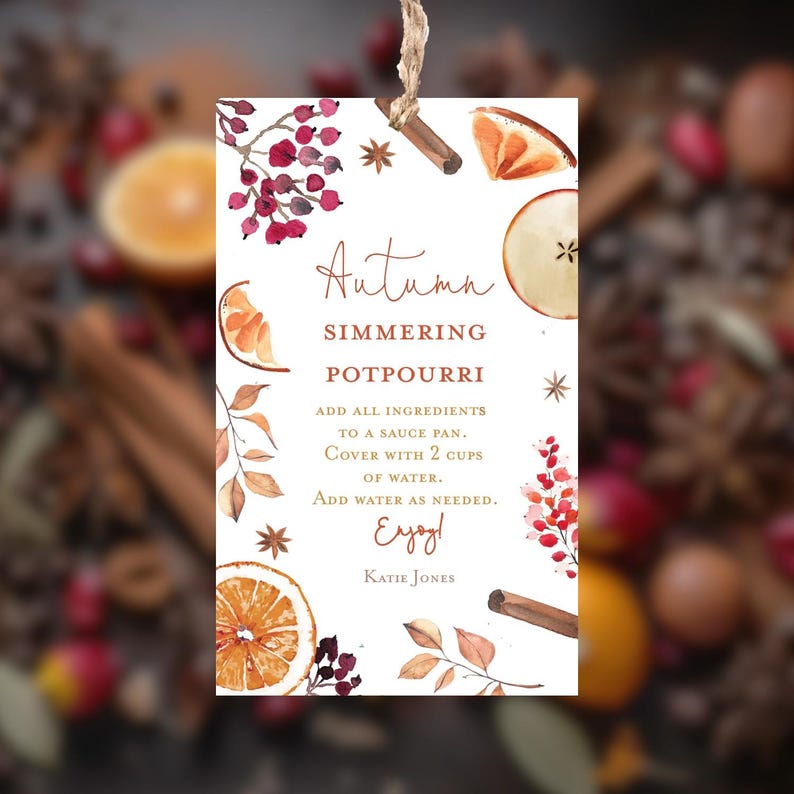 Może przedstawiać: Prostokątna etykieta z napisem "Autumn Simmering Potpourri" w eleganckiej czcionce. Etykieta zawiera akwarelowe ilustracje plasterk&oacute;w pomarańczy, lasek cynamonu, jag&oacute;d i anyżu gwiaździstego. Dołączono instrukcje.