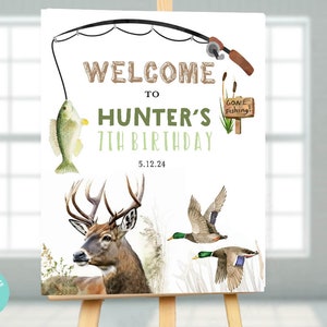 Könnte beinhalten: Willkommen zum 7. Geburtstag von Hunter Schild mit einer Angelrute, einem Fisch, einem Hirsch und zwei Enten. Das Schild ist auf weißem Hintergrund mit grünen und braunen Akzenten.