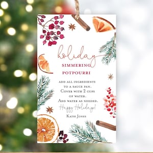 Peut inclure: Une étiquette rectangulaire sur le thème des fêtes avec du texte et des illustrations à l'aquarelle. L'étiquette présente les mots "holiday simmering potpourri" et des instructions. Elle est ornée d'images de tranches d'orange, de bâtons de cannelle et de baies.