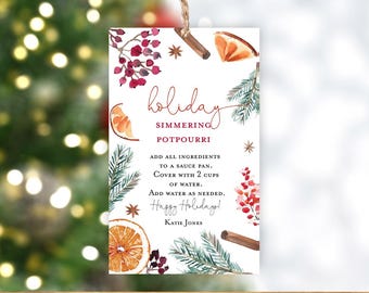 Puede incluir: Una etiqueta rectangular con temática navideña, texto e ilustraciones en acuarela. La etiqueta presenta las palabras "holiday simmering potpourri" e instrucciones. Está decorada con imágenes de rodajas de naranja, palitos de canela y bayas.