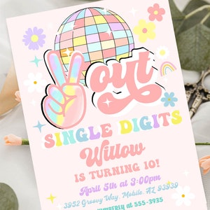 Op de afbeelding: Een roze en witte uitnodiging met een discobal, een vredesteken en een regenboog. De tekst luidt "Party Out Single Digits Willow is turning 10! April 5th at 3:00pm 3952 Groovy Way, Mobile, AZ 93939 RSVP: KIMBERLY at 555-3935"